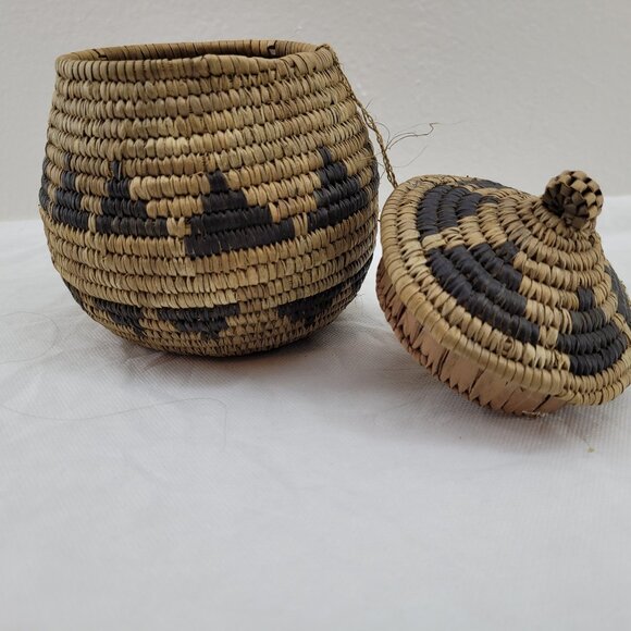 VTG African Lidded Basket 7" Traditional Zulu Hand Woven & Natural Dyes - Picture 2 of 12